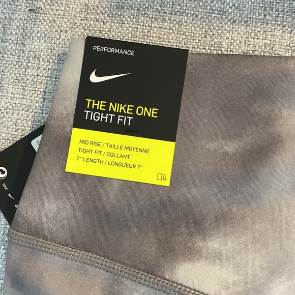 Nike One Women’s Sky-Dyed Active Shorts - Picture 5 of 5